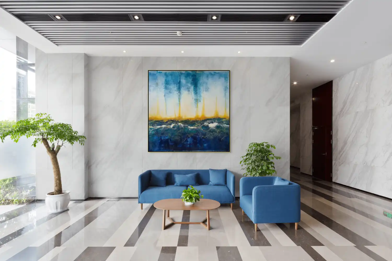 ERUPCE - ABSTRAKTNÍ OBRAZ (AAA 146) 3 Abstraktní obraz v odstínech modré zachycuje energický pohyb mořské hladiny s jemnými zlatými akcenty.