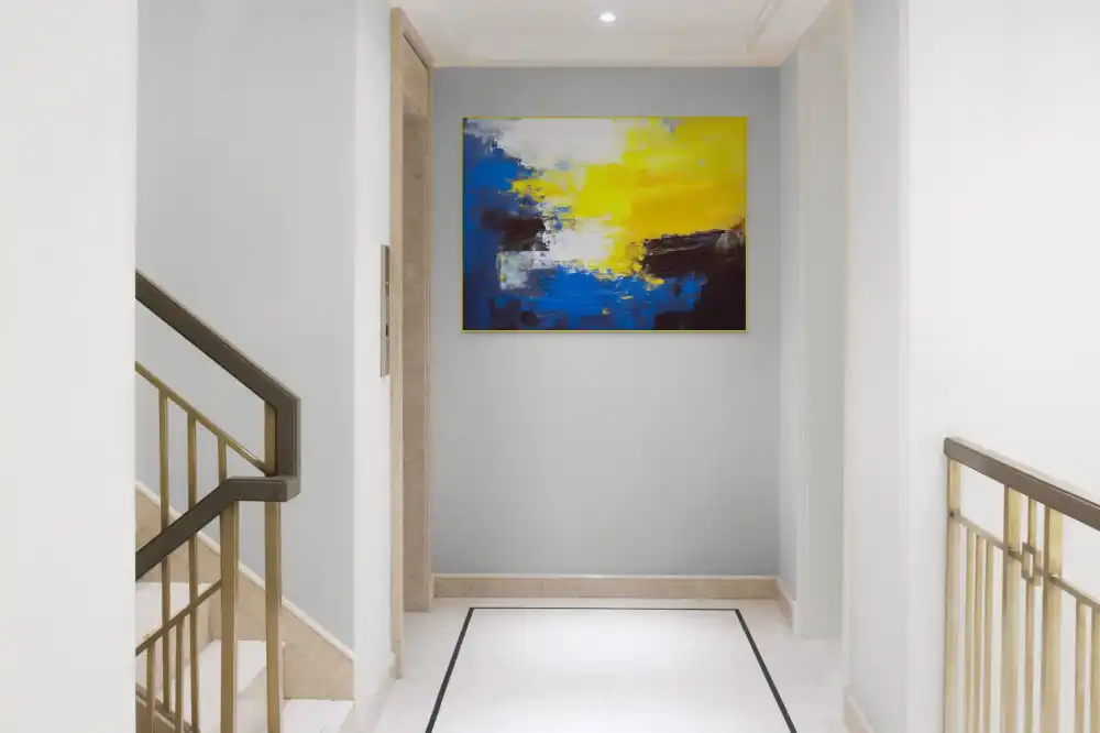 LICHTBLITZ – ABSTRAKTES BILD (BAA 135) 5 Farbmalerei auf Leinwand in Gelb-, Blau- und Schwarztönen mit abstraktem, dynamischem Ausdruck.