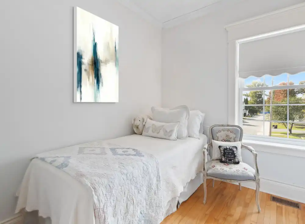 BLUE ECHO - ABSTRACT IMAGE (BAA 174) 5 The abstract image with vertical composition creates a strong visual impression thanks to the blue and beige strokes.