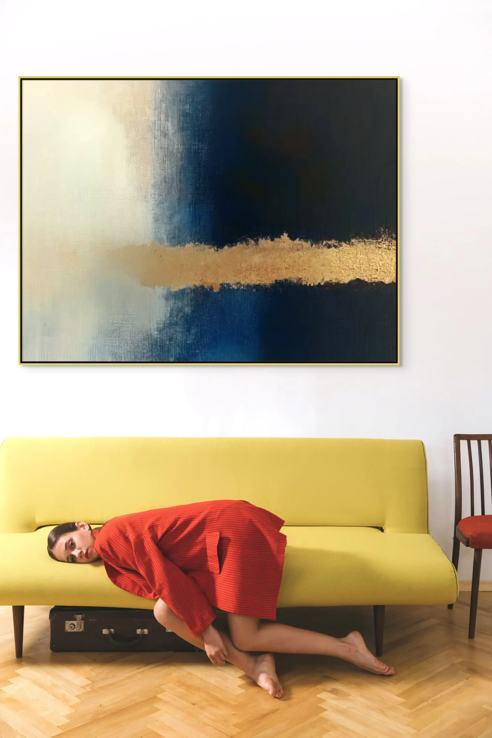 MEZI SVĚTY - ABSTRAKTNÍ OBRAZ (DAA 166) 8 This luxurious abstract painting suitable for modern interiors combines dark tones with a distinctive golden line.