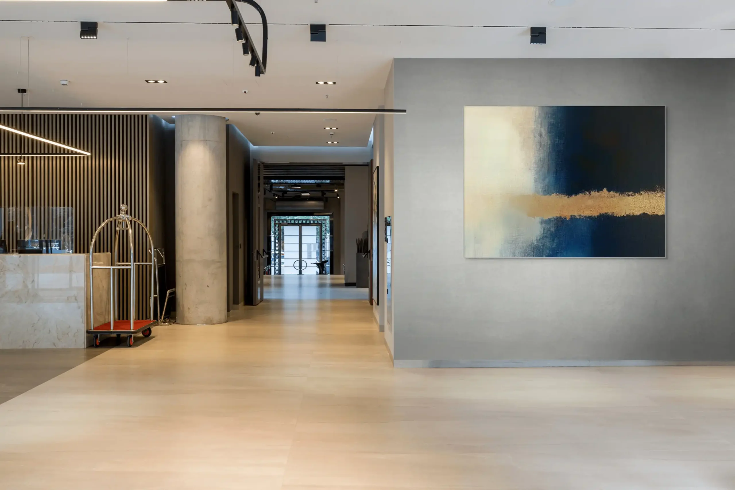 MEZI SVĚTY - ABSTRAKTNÍ OBRAZ (DAA 166) 10 This luxurious abstract painting suitable for modern interiors combines dark tones with a distinctive golden line.