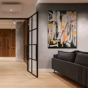 Abstract painting for the living room with bold strokes and modern expression