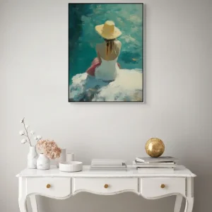 Impresionistický obraz ženy s kloboukem zachycuje klidný moment u vody v jemných odstínech léta.