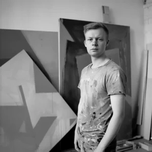 Černobílý portrét švédského malíře Nordiarta ve svém ateliéru s geometrickými abstraktními obrazy