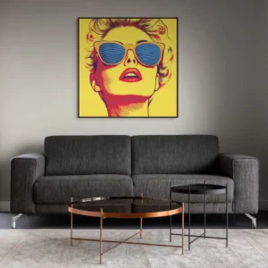 Pop art obraz ženy se slunečními brýlemi ve výrazných barvách