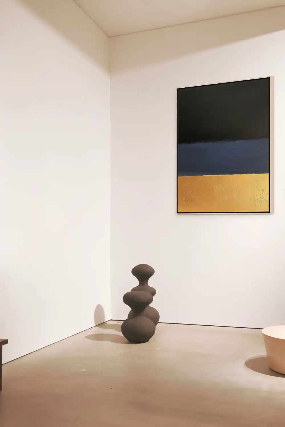 LICHT UNTER DER OBERFLÄCHE – MINIMALISTISCHES BILD (AMA 106) 9 Ein minimalistisches Bild mit Tiefe und Ruhe in einer Kombination aus Dunkelblau und Gold.