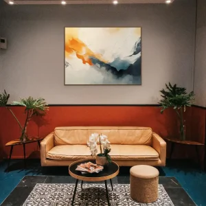Innenausstattung mit einem modernen abstrakten Bild in einer orange-grauen Farbkombination