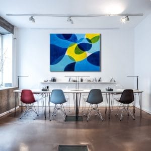 Abstraktní malba s prolínajícími se barevnými tvary a světlem