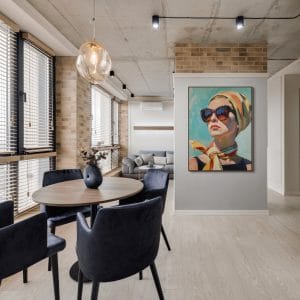 Ručně malovaný Velký obraz s názvem Město a slunce zobrazující stylový portrét ženy ve slunečních brýlích a barevném šátku na tyrkysovém pozadí