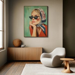 Ručně malované luxusní obrazy do obýváku s názvem Pod hedvábím zobrazující stylový portrét ženy v šátku a slunečních brýlích na zeleném pozadí