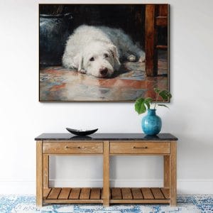 Ručně malovaná Malba psa s názvem Strážce domova zobrazující ležícího bílého huňatého psa s hlavou na tlapách v klidném interiéru