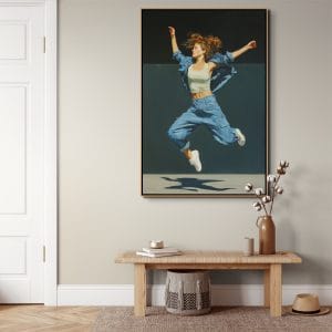 Realistická malba ženy ve skoku s výrazným světlem a stínem