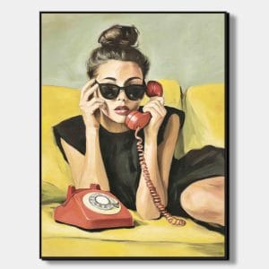 Dárek do nového bytu – žena s červeným telefonem