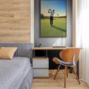 Ručně malovaný Obraz golf s názvem Zlatá hodina zobrazující golfistu po švihu na zeleném hřišti při západu slunce