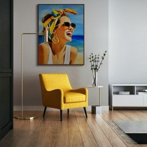 Ručně malované Originální obrazy na plátně s názvem Dolce Vita zobrazující usmívající se ženu v šátku a slunečních brýlích na modrém pozadí