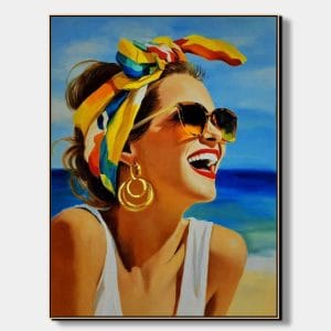 Ručně malované Originální obrazy na plátně s názvem Dolce Vita zobrazující usmívající se ženu v šátku a slunečních brýlích na modrém pozadí