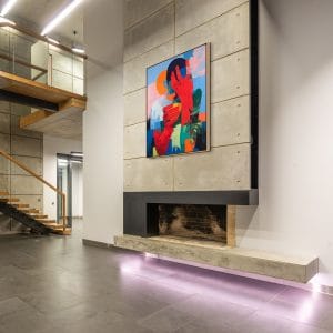 Abstraktní obraz postavy s červenými rukama vyjadřující tíhu myšlenky