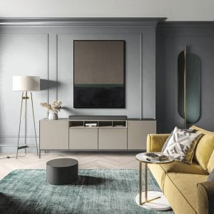 Velkoformátový obraz Smaragdová linie s minimalistickou kompozicí tří barevných polí v hnědošedé, smaragdové a černé barvě v tenkém černém rámu.