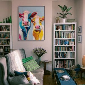 Pop art obraz krávy v pestrých barvách jako moderní ručně malovaný obraz na plátně