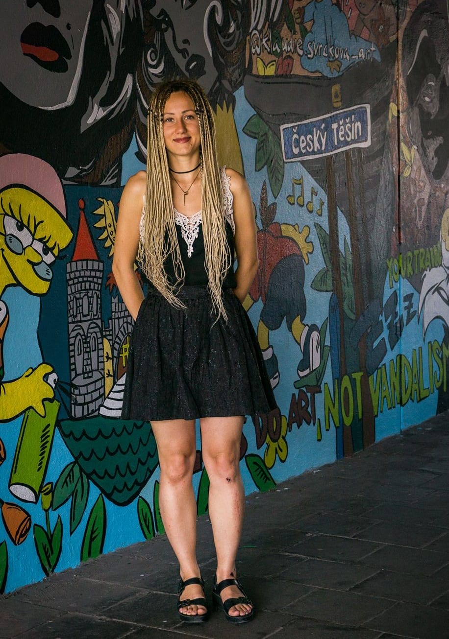 Klaudie Švrčková před barevnou nástěnnou malbou
